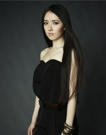 郭碧婷黑白优雅写真图片 回眸浅笑似花中仙子第4张
