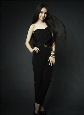 郭碧婷黑白优雅写真图片 回眸浅笑似花中仙子第5张