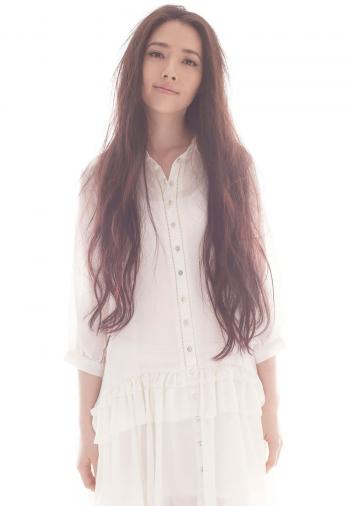 郭碧婷黑白优雅写真图片 回眸浅笑似花中仙子第2张
