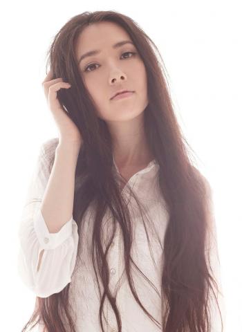 郭碧婷黑白优雅写真图片 回眸浅笑似花中仙子第3张
