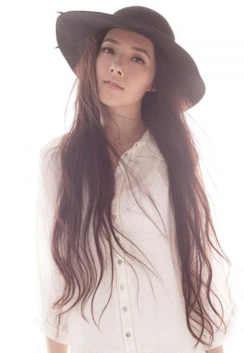 郭碧婷黑白优雅写真图片 回眸浅笑似花中仙子第5张