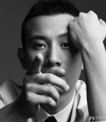 中国当红内地陕西省西安男演员导演文章黑白写真展现魅力与姚笛出轨门后再度起航第2张