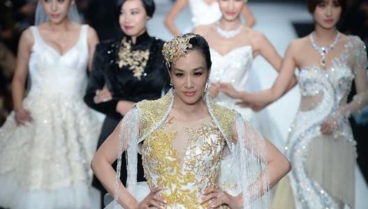 何洁赫子铭全新婚纱大片 大走性感路线第2张