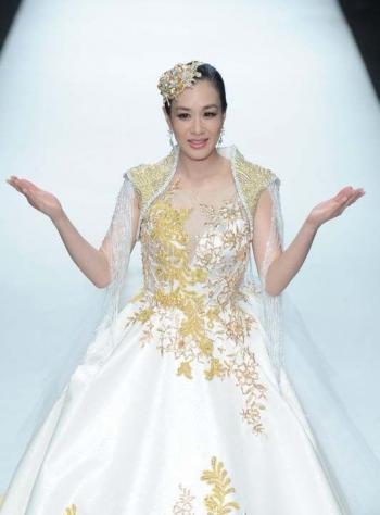 何洁赫子铭全新婚纱大片 大走性感路线第6张