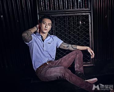 王阳明携张俪回台湾 见父母玩冲浪第5张