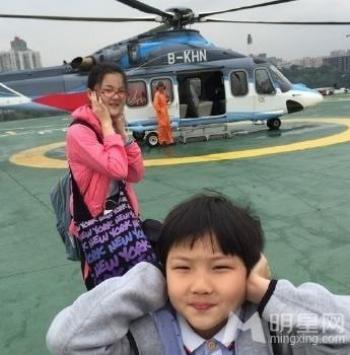 陈妍希露背超短裙性感亮相 被评唱功差心情低落第4张