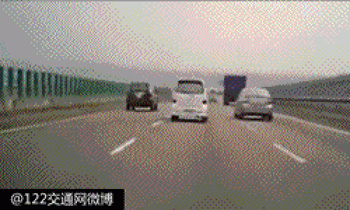 震撼车祸GIF动态图片关于马路杀手车祸的惊人视频动态图第2张