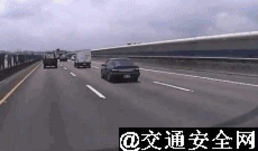 震撼车祸GIF动态图片关于马路杀手车祸的惊人视频动态图第3张