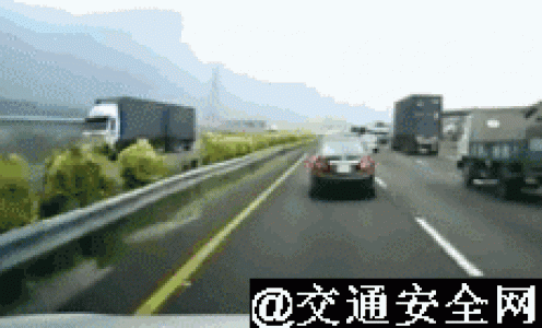 震撼车祸GIF动态图片关于马路杀手车祸的惊人视频动态图第4张