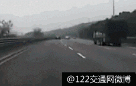 震撼车祸GIF动态图片关于马路杀手车祸的惊人视频动态图第6张