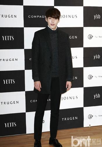 高清韩国男演员长腿欧巴金宇彬时尚简约高清写真桌面壁纸第2张