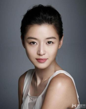 韩国首尔女演员全智贤性感露背前凸后翘写真第0张