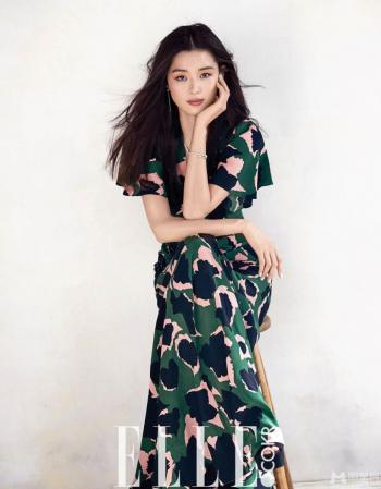 韩国首尔女演员全智贤性感露背前凸后翘写真第2张