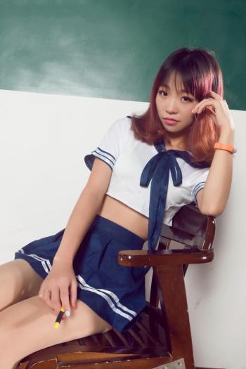 学生妹穿着天蓝色连衣裙的清纯麻花辫美女清纯养眼唯美校园写真第2张
