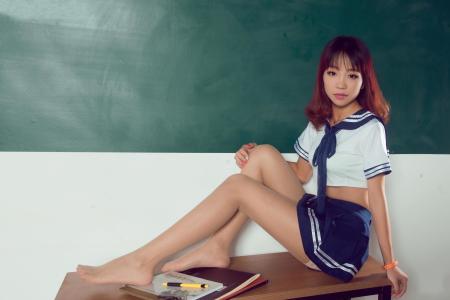 学生妹穿着天蓝色连衣裙的清纯麻花辫美女清纯养眼唯美校园写真第3张