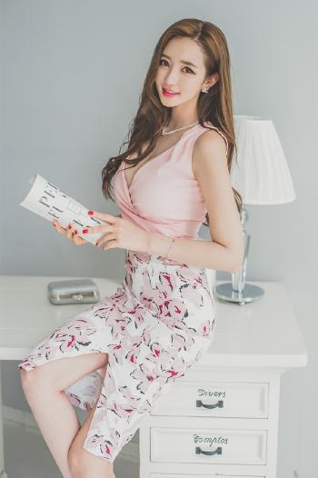 韩国美女卷发优雅女神性感美腿写真第0张
