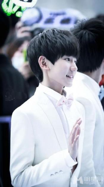 TFBOYS王源黑色礼服微笑甜美 TFBOYS图片王源图片第5张