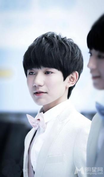 TFBOYS王源黑色礼服微笑甜美 TFBOYS图片王源图片第6张