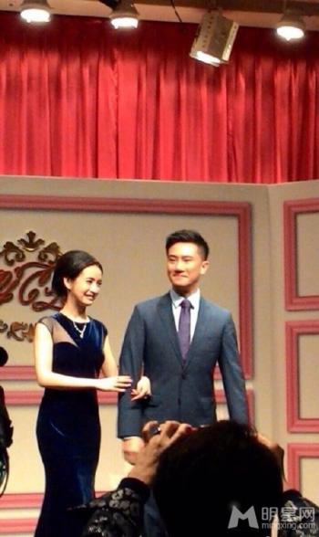谢娜露美腿不怕冷 助理搀扶下楼梯躲采访第2张