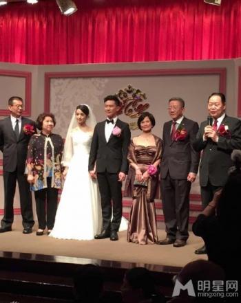 谢娜露美腿不怕冷 助理搀扶下楼梯躲采访第5张