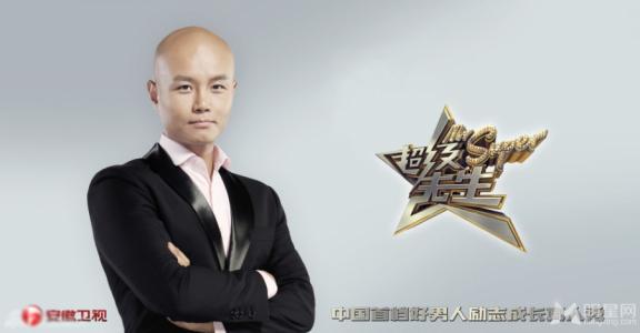 谢娜露美腿不怕冷 助理搀扶下楼梯躲采访第5张