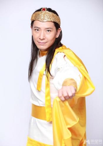谢娜露美腿不怕冷 助理搀扶下楼梯躲采访第5张