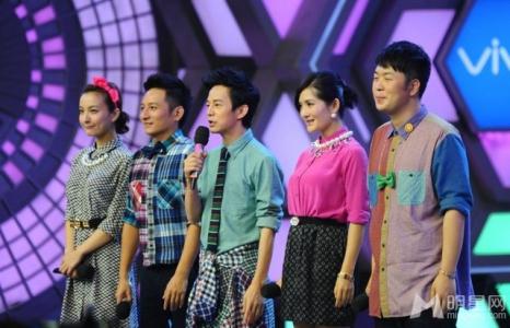 谢娜露美腿不怕冷 助理搀扶下楼梯躲采访第0张