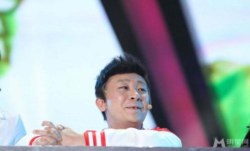 谢娜露美腿不怕冷 助理搀扶下楼梯躲采访第6张
