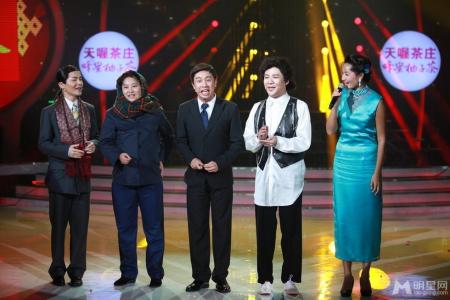 谢娜露美腿不怕冷 助理搀扶下楼梯躲采访第4张