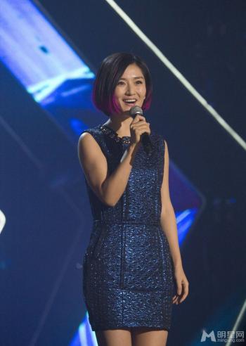 谢娜露美腿不怕冷 助理搀扶下楼梯躲采访第2张