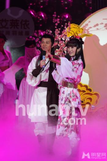 谢娜露美腿不怕冷 助理搀扶下楼梯躲采访第0张