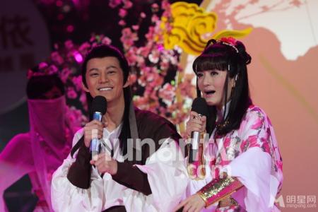 谢娜露美腿不怕冷 助理搀扶下楼梯躲采访第2张