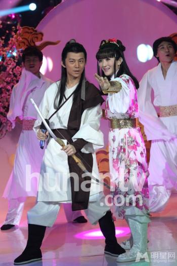 谢娜露美腿不怕冷 助理搀扶下楼梯躲采访第4张