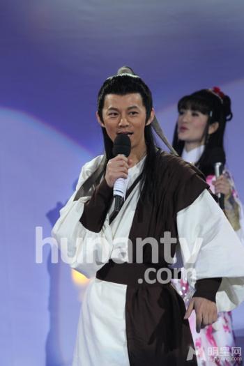 谢娜露美腿不怕冷 助理搀扶下楼梯躲采访第5张