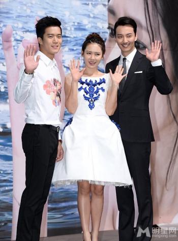 孙艺珍出席韩片《共犯》发布会 黑白短裙清纯俏皮3 孙艺珍图片第5张