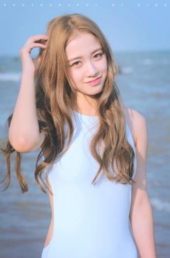 卷发甜美韩系美女肌肤胜雪校花级女神第0张