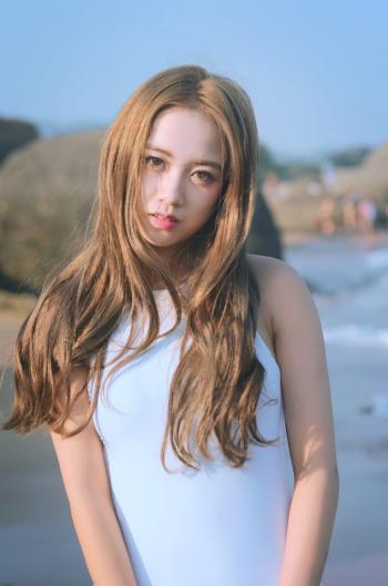 卷发甜美韩系美女肌肤胜雪校花级女神第2张