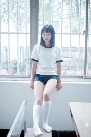 蓝色体操服连体衣性感短发小美女居家私房照写真图片第2张