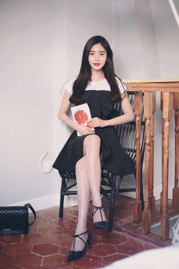 中分卷发粉红色性感诱人美女私房图片第0张