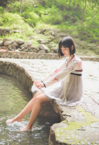 清新短发古风妹子山林间充满自然气息私房照写真图片下载第3张