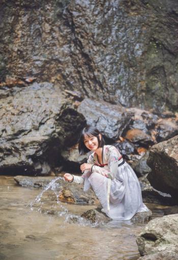 清新短发古风妹子山林间充满自然气息私房照写真图片下载第4张