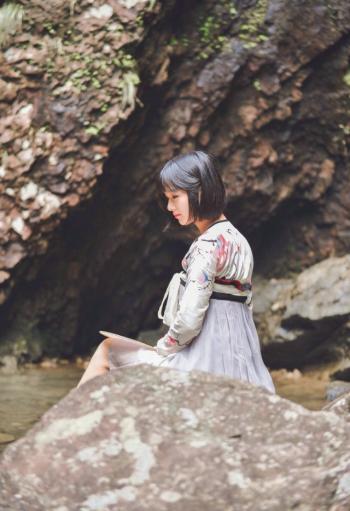 清新短发古风妹子山林间充满自然气息私房照写真图片下载第5张