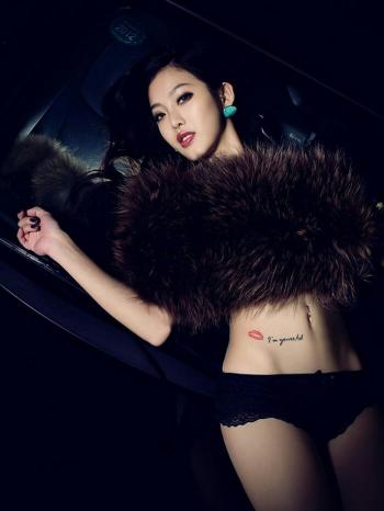 车模女兵装束性感威武写真第4张