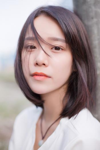 清纯美女短发夏日阳光清新室外写真第2张