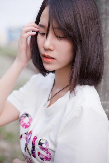 清纯美女短发夏日阳光清新室外写真第4张