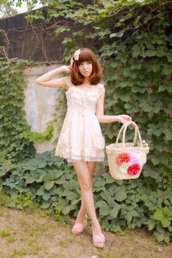 清纯蝴蝶结美女碎花裙可爱写真第3张