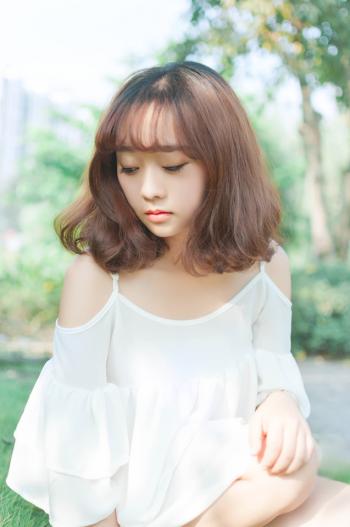 短发女孩性感美腿户外写真图片第0张