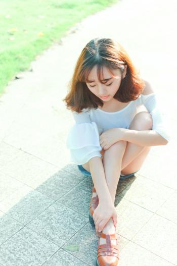 短发女孩性感美腿户外写真图片第3张