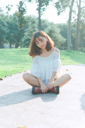 短发女孩性感美腿户外写真图片第4张