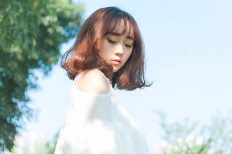 短发女孩性感美腿户外写真图片第5张